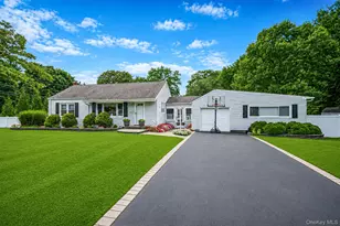 19 Ridgeley Rd, Smithtown, NY 11787 - Photo 2