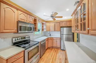 25 Rosedale Rd, Sound Beach, NY 11789 - Photo 2