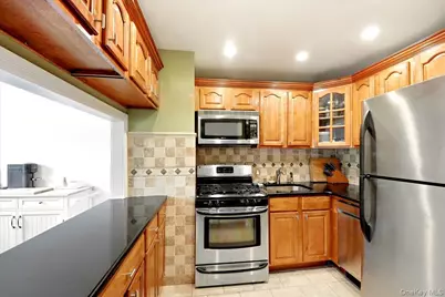 828 Pelhamdale Avenue #2P, New Rochelle, NY 10801 - Photo 4