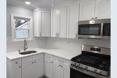 842 N Wellwood Avenue, Lindenhurst, NY 11757 - Photo 2