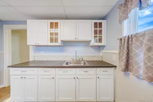 39 Chapman Pl, Bay Shore, NY 11706 - Photo 4