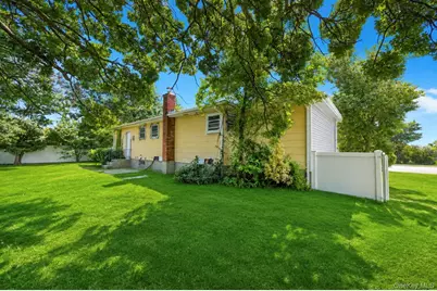 334 Robbins Street, Lindenhurst, NY 11757 - Photo 6