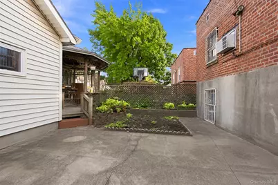 2546 Laconia Avenue, Bronx, NY 10469 - Photo 32