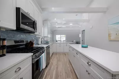 24 Pennsylvania Avenue #Upper, Long Beach, NY 11561 - Photo 6