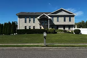 70 Gateway Dr, Copiague, NY 11726 - Photo 2