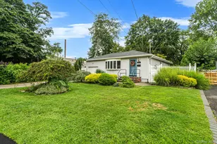 21 Pearsall Pl, Deer Park, NY 11729 - Photo 2