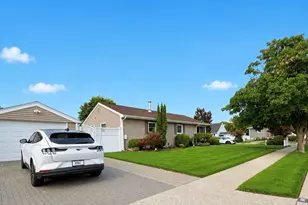 2426 Freeport St, Wantagh, NY 11793 - Photo 14