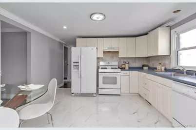 520 Kirkman Avenue, Elmont, NY 11003 - Photo 16