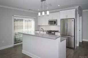 88102 Circle Dr, Central Islip, NY 11722 - Photo 4