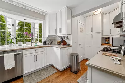 7 Parkview Court, White Plains, NY 10603 - Photo 10