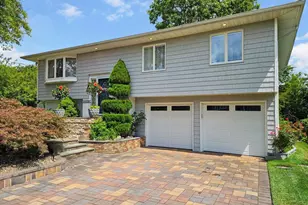 1727 Roberta Ln, Merrick, NY 11566 - Photo 2