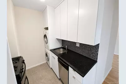 27110 Grand Central Parkway #2U, Floral Park, NY 11005 - Photo 6