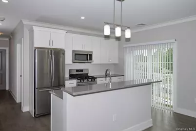 94302 Circle Drive #94-302, Central Islip, NY 11722 - Photo 4