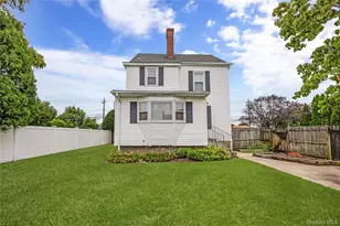 94 Fallwood Pkwy, Farmingdale, NY 11735 - Photo 4