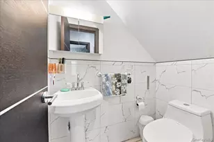 1366 Siegfried Pl, Bronx, NY 10465 - Photo 14