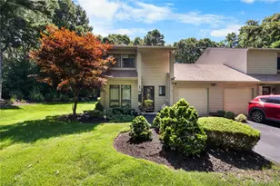 4 Lyndon Ct, Bohemia, NY 11716 - Photo 2