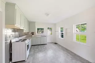 36 Railroad Ave, Center Moriches, NY 11934 - Photo 16