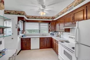 85 Joseph St, New Hyde Park, NY 11040 - Photo 10