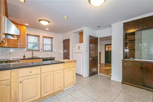 11 Potters Ct, Great Neck, NY 11024 - Photo 8