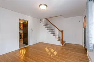 11 Potters Ct, Great Neck, NY 11024 - Photo 4