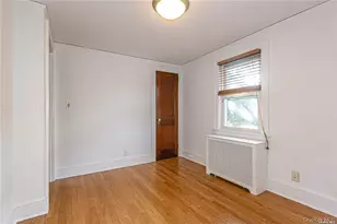 11 Potters Ct, Great Neck, NY 11024 - Photo 12