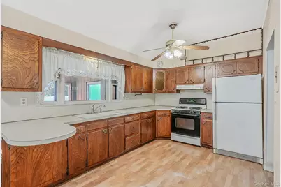 35 Gwendolyn Place, East Islip, NY 11730 - Photo 6