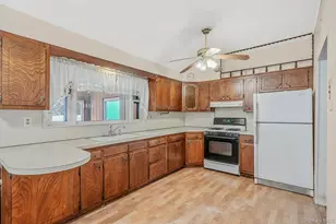 35 Gwendolyn Pl, East Islip, NY 11730 - Photo 6