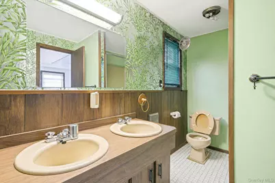 35 Gwendolyn Place, East Islip, NY 11730 - Photo 18