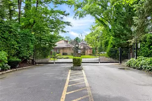 37 Woodland Dr, Roslyn, NY 11576 - Photo 2