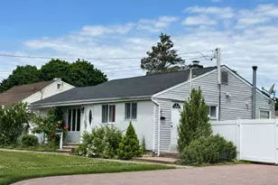 11 Franklin St, Brentwood, NY 11717 - Photo 6