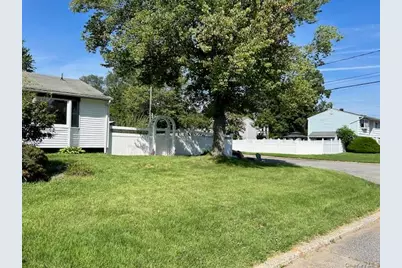 8 Durst Drive, Selden, NY 11784 - Photo 18