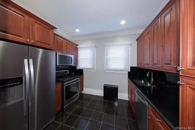 25 Trinity Place #6C, Hewlett, NY 11557 - Photo 2
