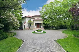 17 Split Rock Dr, Great Neck, NY 11024 - Photo 2