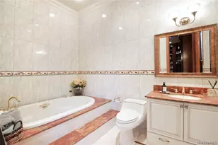 527 Manhasset Woods Rd, Manhasset, NY 11030 - Photo 12