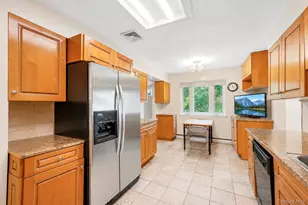 5 Cathy Ln, Great Neck, NY 11024 - Photo 8