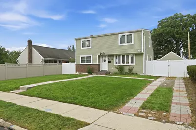 828 Bruce Drive, Wantagh, NY 11793 - Photo 2