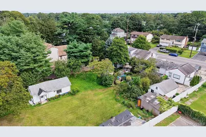 437 Moffitt Boulevard, Islip, NY 11751 - Photo 24