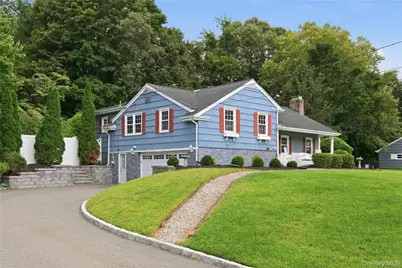 4 Honey Lane W, Miller Place, NY 11764 - Photo 2