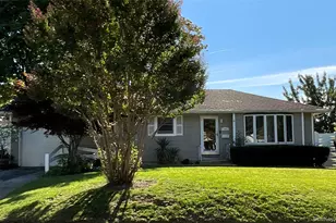 28 Pleasant Ave, Farmingdale, NY 11735 - Photo 2