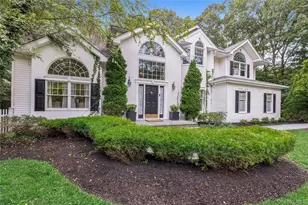 14 Cobbler Ln, East Setauket, NY 11733 - Photo 2