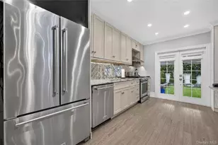 344 Houston Ave, Mineola, NY 11501 - Photo 10