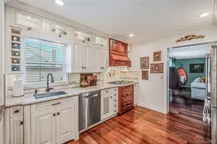 9 Perry Pl, Lindenhurst, NY 11757 - Photo 10
