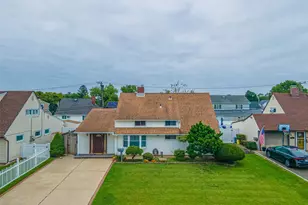 82 Lantern Rd, Hicksville, NY 11801 - Photo 2