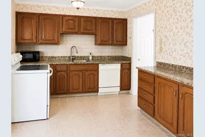 17 Kinderhook Drive, Poughkeepsie, NY 12603 - Photo 4