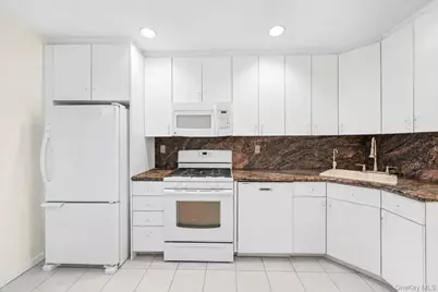 25 Chapel Place #2M, Great Neck, NY 11021 - Photo 10
