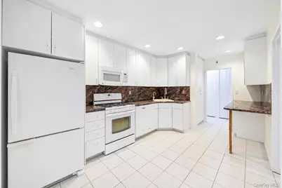 25 Chapel Place #2M, Great Neck, NY 11021 - Photo 12
