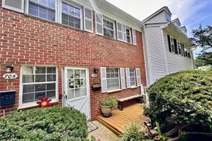 704 Towne House Village, Hauppauge, NY 11749 - Photo 2