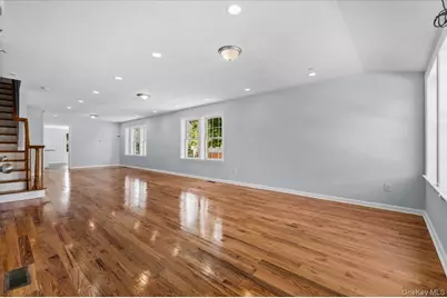 911 Hicksville Road, Far Rockaway, NY 11691 - Photo 2