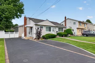154 Park Ln, Massapequa, NY 11758 - Photo 2
