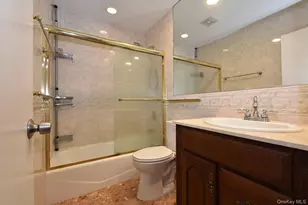 211 Springmeadow Dr, Holbrook, NY 11741 - Photo 12